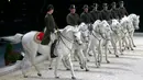 Barisan penunggang dan kudanya dari Spanish Riding School of Vienna saat melakukan gladi resik di SSE Arena di London, Inggris (10/11). Latihan ini untuk merayakan ulang tahun ke-450 sekolah kuda yang berasal dari Spanyol ini. (Reuters/Peter Nicholls)
