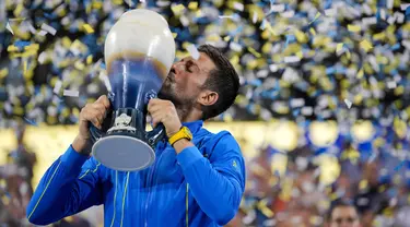 Petenis asal Serbia Novak Djokovic mencium Piala Rookwood usai mengalahkan petenis asal Spanyol Carlos Alcaraz pada final ATP Cincinnati Open 2023 di Mason, Ohio, Amerika Serikat, Minggu (20/8/2023). Djokovic menang dalam laga sengit 5-7, 7-6(9/7), 7-6(7/4). (AP Photo/Aaron Doster)