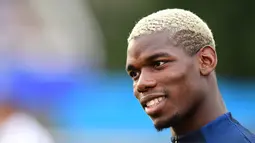 Paul Pogba dengan rambut berwarna putih saat mengikuti sesi latihan di Clairefontaine en Yvelines, (29/8/2016). Latihan tersebut untuk melawan Italia pada laga persahabatan. (AFP/Franck Fife)