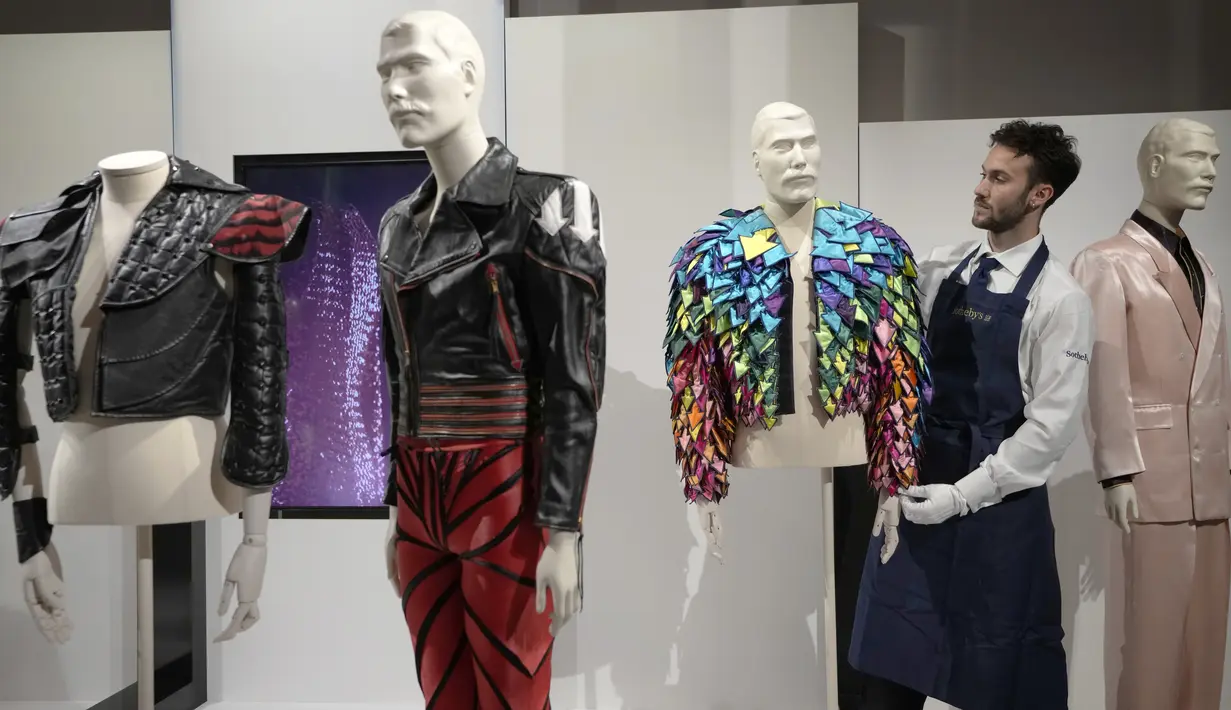 Ini adalah pertama kalinya Sotheby's membuka seluruh ruang galerinya untuk umum untuk pameran yang berlangsung selama berminggu-minggu ini. (AP Photo/Kirsty Wigglesworth)
