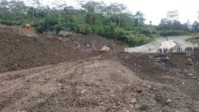 Jalan di Paweden, Banjarnegara ambles sepanjang 50 meter dengan kedalaman hingga enam meter. (Foto: Liputan6.com/BPBD BJN/Muhamad Ridlo)
