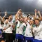Para pemain PSIM Yogyakarta merayakan juara Pegadaian Liga 2 2024/2025 setelah mengalahkan Bhayangkara FC dalam laga final yang berlangsung di Stadion Manahan, Solo, Jawa Tengah, Rabu (26/02/2025). (Bola.com/Abdul Aziz)