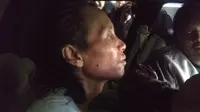 Pelaku mutilasi di Malang dibawa ke lokasi kejadian untuk mereka ulang peristiwa yang bikin gempar pedagang dan warga di Pasar Besar Malang (Liputan6.com/Zainul Arifin)