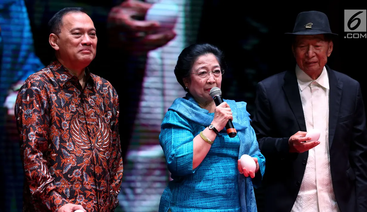 Presiden Ke-5 Megawati Soekarno Putri (tengah) bersama Founder Ciputra Group, Ir. Ciputra (kanan) dan Gubernur BI Agus Martowardojo saat menghadiri peluncuran buku di Jakarta, Rabu (29/11). (Liputan6.com/JohanTallo)
