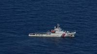 Bakamla RI melalui unsur Kapal Negara (KN) Tanjung Datu-301 mengusir kapal China Coast Guard (CCG) 5402. (Foto: Humas Bakamla RI)