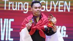 Atlet Indonesia Eko Yuli Irawan berpose dengan memegang medali emas setelah memenangkan cabang angkat besi 61 Kg putra SEA Games 2021 di Hanoi, Vietnam, Jumat (20/5/2022). Eko Yuli Irawan menyumbang medali emas untuk kontingen Indonesia di SEA Games 2021. (AP Photo/Achmad Ibrahim)
