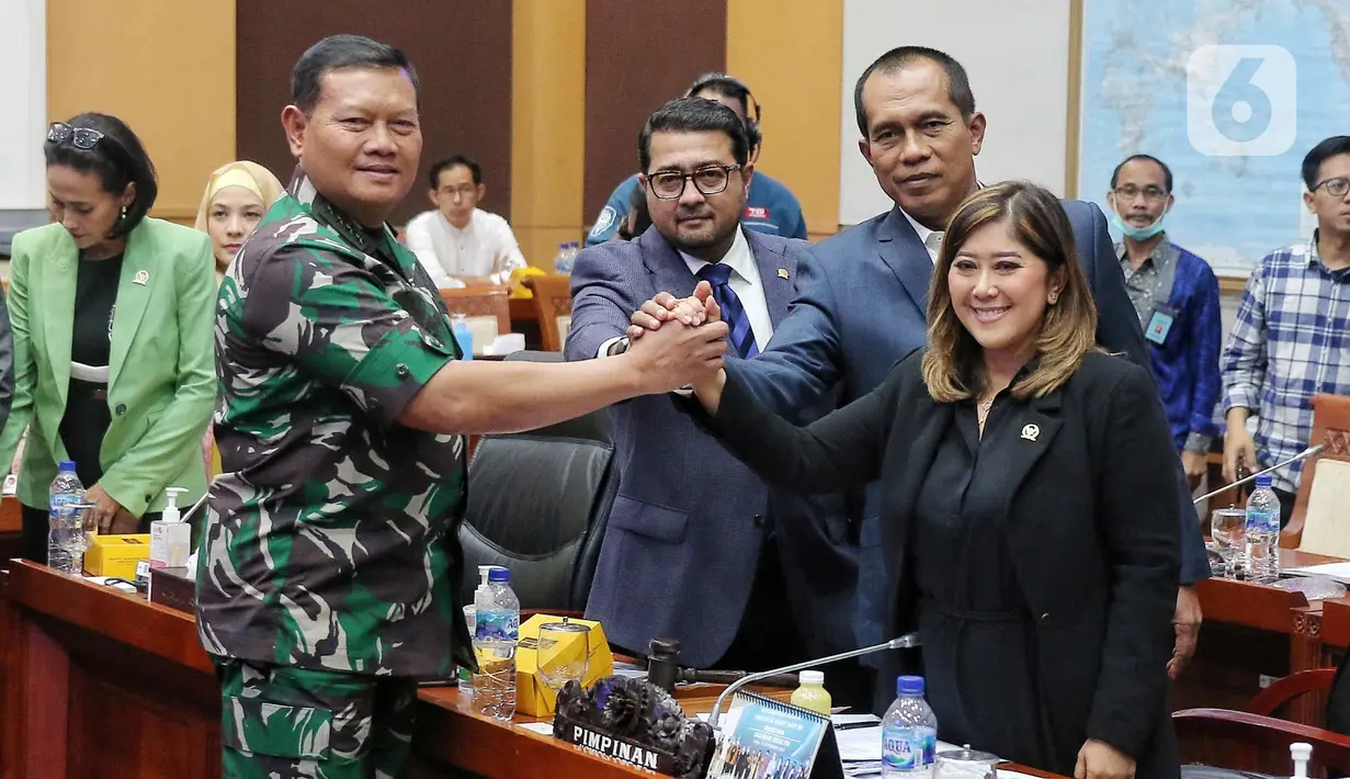 Kepala Staf Angkatan Laut (KSAL) Laksamana Yudo Margono melakukan salam komando dengan anggota Komisi I seusai disetujui menjadi Panglima TNI dalam uji kelayakan dan kepatutan (fit and proper test) di ruang Kompleks Parlemen, Senayan, Jakarta, Jumat (2/12/2022). Komisi I DPR menyetujui Laksamana Yudo Margono menjadi Panglima TNI menggantikan Jenderal Andika Perkasa. (Liputan6.com/Angga Yuniar)