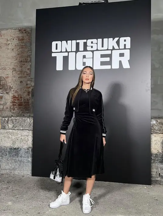 <p>Luna Maya hadir untuk menyaksikan fashion show brand Onitsuka Tiger di Milan Fashion Week</p>