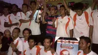 Emmy Saelan FC meraih juara turnamen Piala Wali Kota Makassar setelah mengandaskan Bina Asih FC 4-3 (1-1), Sabtu (5/12/2015) di lapangan Hasanuddin Makassar. (Bola.com/Ahmad Latando)