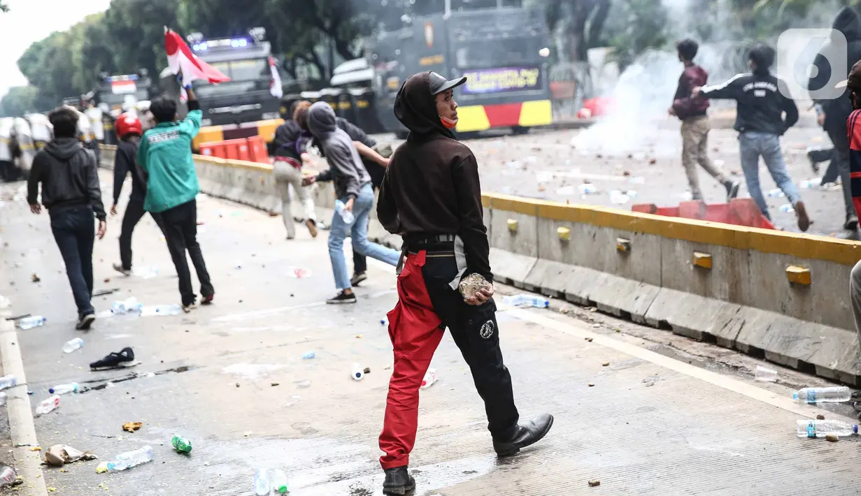 Pengunjuk rasa terlibat bentrok dengan aparat kepolisian di sekitar Patung Kuda, Jakarta Pusat, Selasa (13/10/2020). Unjuk rasa  menolak Omnibus Law Undang-Undang Cipta Kerja tersebut ricuh. (Liputan6.com/Faizal Fanani)