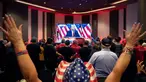 Para hadirin bersorak saat menyaksikan siaran mantan Presiden AS dan kandidat presiden dari Partai Republik Donald Trump yang ditampilkan di layar saat gelaran nonton bareng pemilihan GOP Nevada di Las Vegas, Nevada pada 6 November 2024. (Ronda Churchill/AFP)