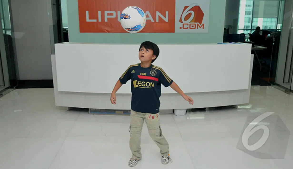 Kemampuan sepakbola cilik Tristan Alif memang tidak saja menyita perhatian publik di Indoneisa, namun juga hingga ke mancanegara. Foto diambil pada Jumat (6/2/2015). (Liputan6.com/Johan Tallo)