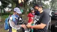 Pentolan VIking Persib Club Yana Umar membagikan masker dan sembako kepada warga di Bandung. (Bola.com/Erwin Snaz)