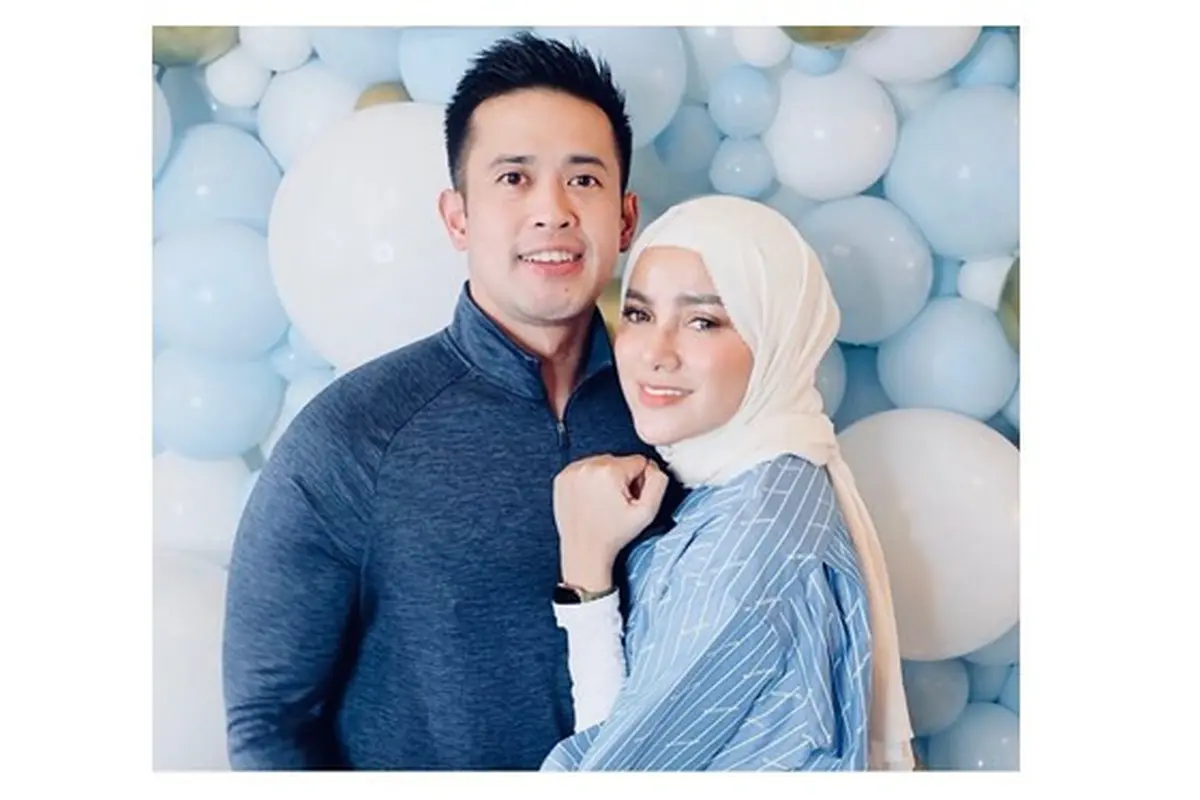 Tepis Isu Perceraian, Ini 6 Potret Mesra Olla Ramlan dan Aufar Hutapea