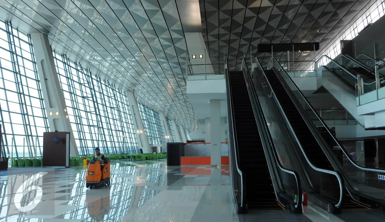 ekerja membersihkan Terminal 3 Ultimate, Bandara Soekarno Hatta, Tangerang, Rabu (13/7). Jelang pengoperasian, Angkasa Pura II terus membenahi kekurangan segala keperluannya. (Liputan6.com/Helmi Afandi)