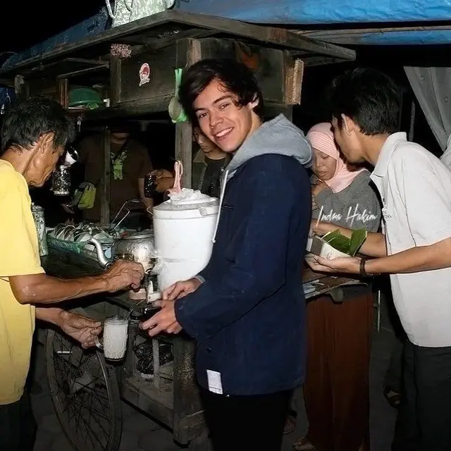 6 Editan Foto Seleb Dunia Jajan Makanan Pinggir Jalan Ini Kocak