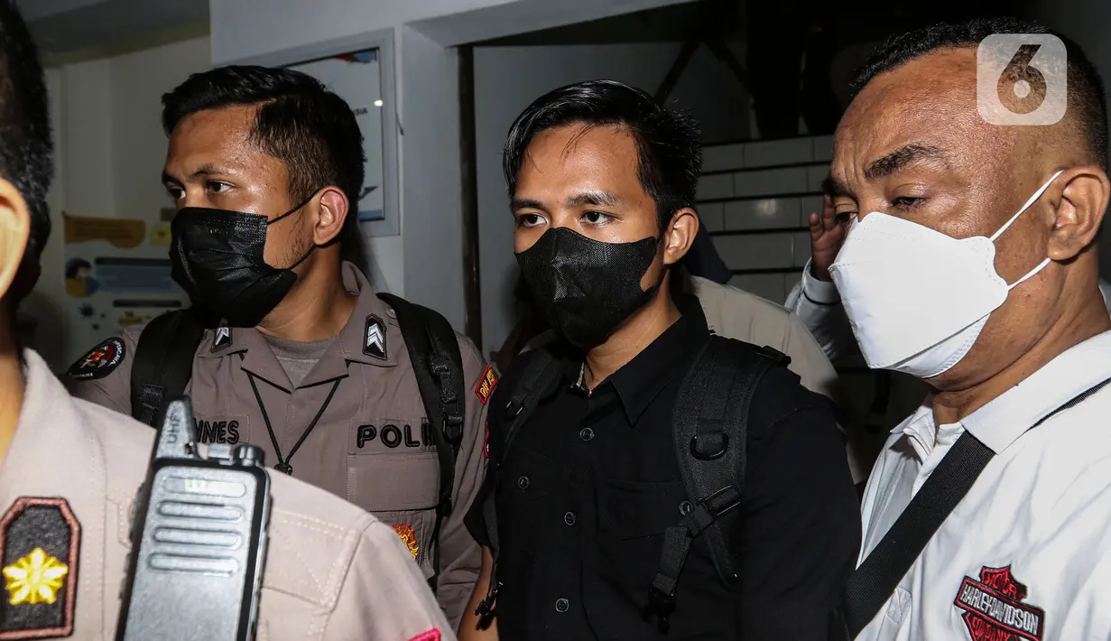 Richard Eliezer Pudihang Lumiu atau Bharada E usai menjalani pemeriksaan di Kantor Komnas HAM, Jakarta, Selasa (26/7/2022). Eliezer merupakan ajudan dari istri Ferdy Sambo yang telah mengabdi sejak 2013. Saat itu, Ferdy Sambo masih menjabat sebagai Kapolres Brebes. Eliezer sendiri, bertugas di Brebes sebagai Satlantas Polres Brebes. (Liputan6.com/Johan Tallo)
