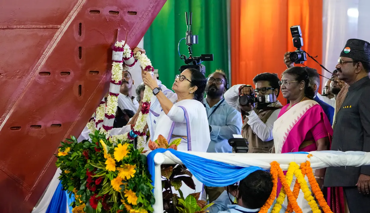 Presiden Droupadi Murmu mengatakan bahwa India siap menjadi ekonomi terbesar ketiga di dunia. (AP Photo/Bikas Das)