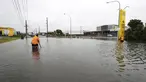 Para pekerja mencoba mensurvei tanah di bawah air banjir di Auckland, Selandia Baru, Rabu (1/2/2023). Peringatan hujan lebat untuk Auckland dicabut, meskipun keadaan darurat tetap berlaku untuk kota terbesar di negara itu setelah curah hujan dan banjir yang mencapai rekor. pada hari Jumat menewaskan empat orang dan menyebabkan gangguan yang meluas. (Brett Phibbs/New Zealand Herald via AP)