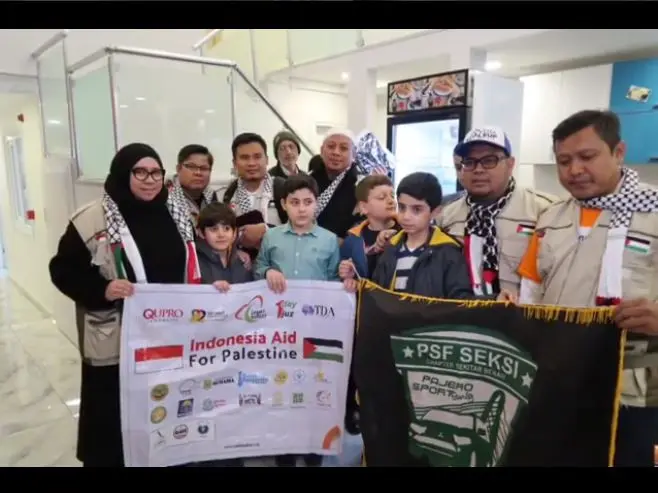 Melly Goeslaw bertemu dengan pengungsi Palestina di Istanbul, Turki (Foto: Instagram)