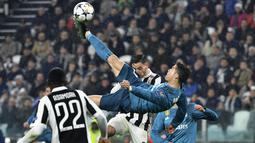 Striker Real Madrid, Cristiano Ronaldo, melakukan tendangan salto saat mencetak gol ke gawang Juventus pada laga Liga Champions di Stadion Allianz, Selasa (3/4/2018). Juventus takluk 0-3 dari Real Madrid. (AFP/Alberto Pizzoli)