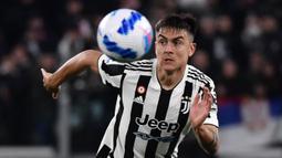 Paulo Dybala melakukan perpisahan yang emosional dengan Juventus usai laga melawan Lazio di Stadion Allianz. Pemain asal Argentina itu bergabung dengan Bianconeri dari Palermo pada musim panas 2015. Dalam enam tahun terakhir, ia telah memenangkan lima gelar Serie A, empat gelar Piala Italia, dan tiga Piala Super Italia. Dybala saat ini sedang dikaitkan dengan rival bebuyutan Juventus, Inter Milan. (AFP/Filippo Monteforte)