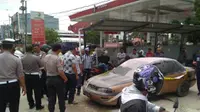 Mobil sedan berisi jerigen bensin yang meledak di Pertamina Saranani Kendari, Selasa (16/7/2019).(Liputan6.com/Ahmad Akbar Fua)