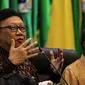 Mendagri Tjahjo Kumolo (kiri) membuka rakornas dan dialog terbuka bersama gubernur se-Indonesia di Kemendagri, Jakarta, Kamis (24/11). Rakornas ini membahas kerawanan jelang Pilkada Serentak 2017 dan penguatan Tim Saber Pungli (Liputan6.com/Faizal Fanani)