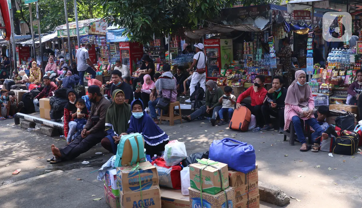 Calon penumpang menunggu jadwal keberangkatan bus di Terminal Tipe A Poris Plawad, Kota Tangerang, Banten, Jumat (21/5/2021). Terminal tersebut kembali beroperasi dan memberangkatkan bus antar kota antar provinsi (AKAP) setelah berakhirnya masa larangan mudik Lebaran. (Liputan6.com/Angga Yuniar)