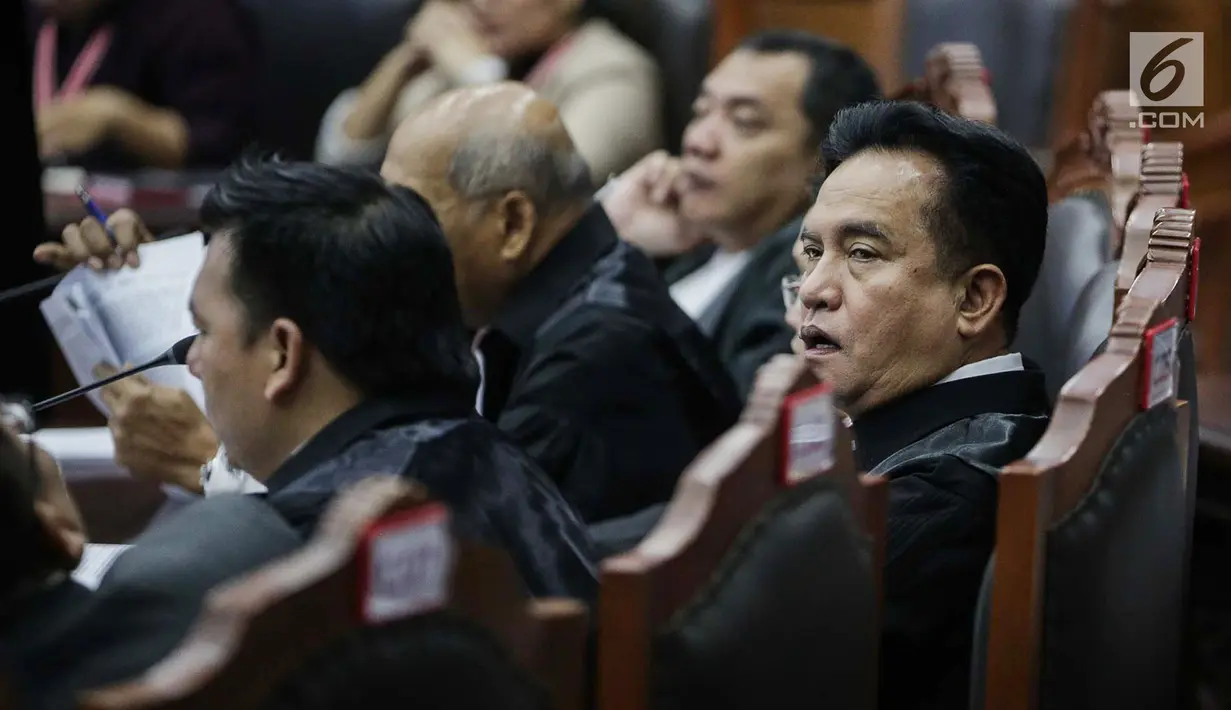 Ekspresi Ketua Tim Hukum Joko Widodo-Ma’ruf Amin, Yusril Ihza Mahendra saat mengikuti sidang sengketa Pilpres 2019 di Gedung MK, Jakarta, Selasa (18/6/2019). Sidang tersebut beragendakan mendengarkan jawaban dari termohon. (Liputan6.com/Faizal Fanani)