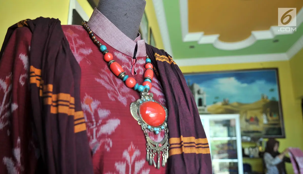 Sejumlah karya tenun ikat saat dipajang di salah satu industri rumahan tenun ikat di Desa Bandar Kidul, Kediri, Jawa Timur, Sabtu (29/9). Tenun ikat khas Bandar Kidul dibanderol dengan harga mulai Rp 165 ribu hingga Rp 2 juta. (Merdeka.com/Iqbal Nugroho)