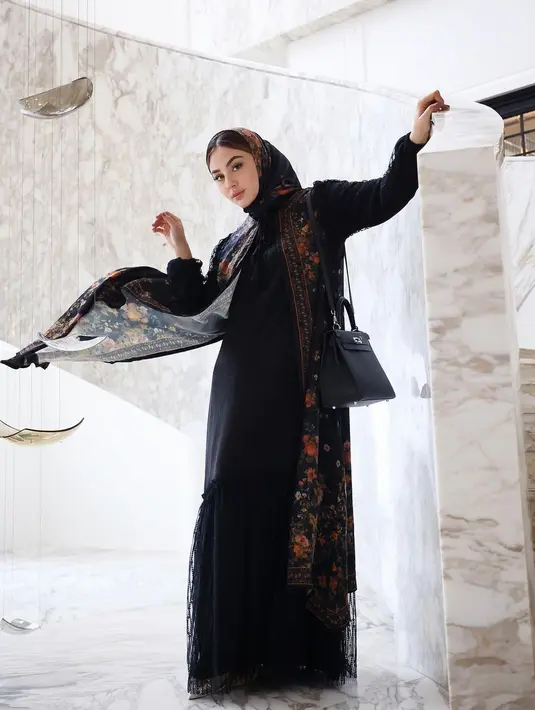 Outter yang bercorak bisa juga dikenakan untuk memberi aksen warna lain. [Instagram @marginw]