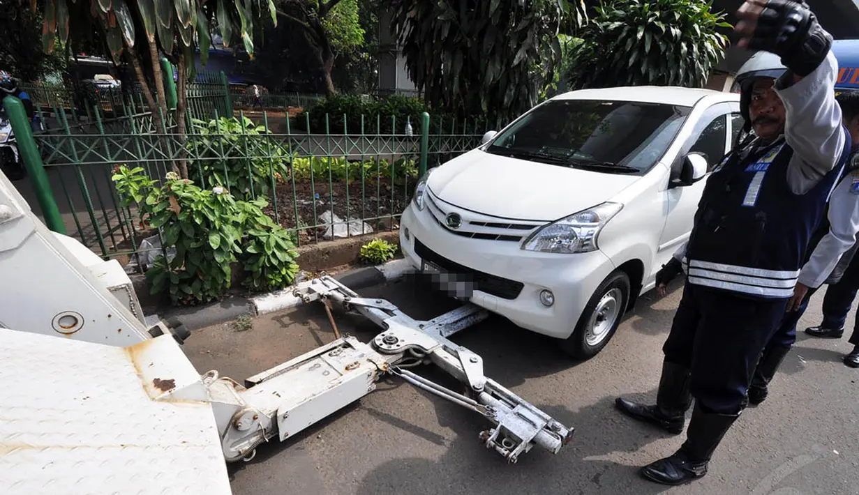 Selain kendaraannya diderek, pengendara mobil yang terjaring dalam ini juga harus membayar denda Rp 500 ribu, Jakarta, Rabu (12/11/2014). (Liputan6.com/Miftahul Hayat)