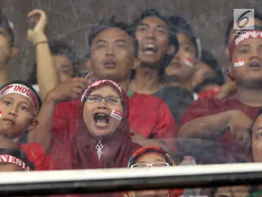 Suportermeluapkan ekspresi saat menyaksikan laga Timnas Indonesia U-19 melawan Jepang U-19 pada perempat final Piala AFC U-19 2018 di Stadion GBK, Jakarta, Minggu (28/10). Indonesia kalah 0-2.