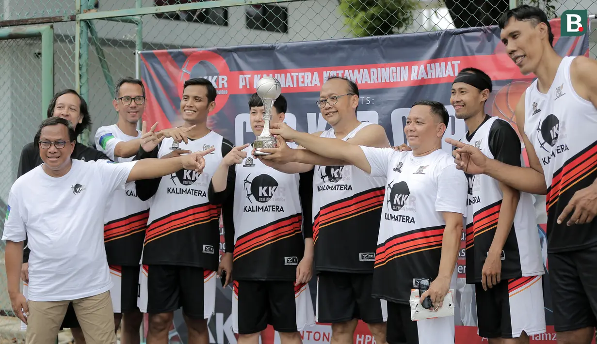 Tim KKR keluar sebagai juara dengan raihan poin terbanyak setelah tiga kali bertanding. Setelah itu disusul Dentons, HHP, dan AHP. (Bola.com/Agri Aulian Perdana)