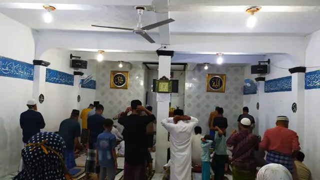 Dengan memperhatikan protokoler Covid-19, masyarakat Kampung Ciawitali, Desa Jayaraga, Garut, Jawa Barat tengah bersiap melaksanakan shalat tarawig perdana bulan suci Ramadan tahun ini.