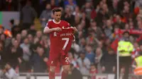 Striker Liverpool Diogo Jota memamerkan kuas rekannya Luis Diaz saat merayakan golnya dalam pertandingan Liga Inggris melawan Nottingham Forest di Stadion Anfield, Minggu (29/10/2023) malam WIB. (Ian Hodgson / AFP)