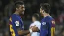 Paulinho dan Lionel Messi merayakan kemenangan usai melawan Deportivo La Coruna pada lanjutan La Liga Santander di Camp Nou stadium, Barcelona, (17/12/2017). Barcelona menang 4-0. (AP/Manu Fernandez)