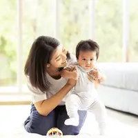 saat bayi belajar berjalan pastikan benda sekitar aman untuk menghindari cedera/copyright shutterstock/ImagingStocker