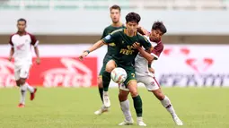 Pemain PSM Makassar, Arfan (kanan), mengawal pergerekan dari pemain Persikabo 1973, Kaishu Yamazaki (tengah), dalam pertandingan lanjutan pekan ketiga BRI Liga 1 2023/2024 yang berlangsung di Stadion Pakansari, Cibonong, Jawa Barat, Jumat (14/7/2023). (Bola.com/Abdul Aziz)