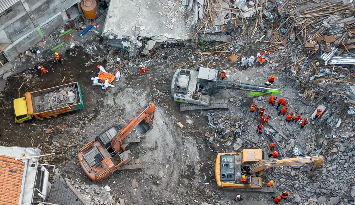Abdul Muhari juga mengatakan, pihaknya juga mengerahkan satu unit breaker excavator penghancur beton dan dua bucket excavator yang bertugas membersihkan puing material. (Dicky Bisinglasi/AFP)
