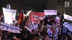 Para slankers membentangkan spanduk pada konser perayaan ulang tahun ke-34 Slank di JIExpo Kemayoran, Jakarta Pusat, Selasa (26/12). Konser kali ini menjadi ajang reuni bagi Slankers, penggemar Slank, dari penjuru Indonesia. (Liputan6.com/Herman Zakharia)
