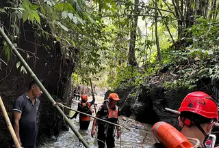 Pencarian ibu dan anak yang hilang terseret arus di Bali (Hermawan Arifianto/Liputan6.com)