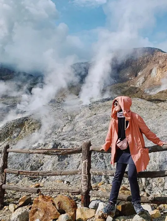 Gaya Risty Tagor yang memadukan jaket gunung warna peach, inner warna hitam, dan celana panjang warna hitam ini juga tak kalah menarik. Jangan lupa pakai sepatu gunung untuk memudahkanmu berjalan saat naik gunung. (Instagram/ristytagor).