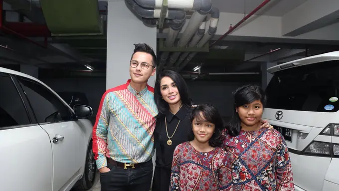 Andhika Pratama dan Ussy Sulistiawaty serta anak