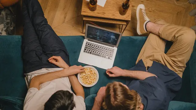 Menonton film dan makan pop corn (Pexels)