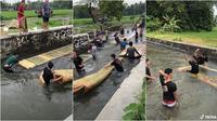 Momen seru sekelompok pemuda nyuci tikar bersama-sama dalam rangka sambut bulan Ramadan. (Sumber: TikTok/@ngadekjejek9)