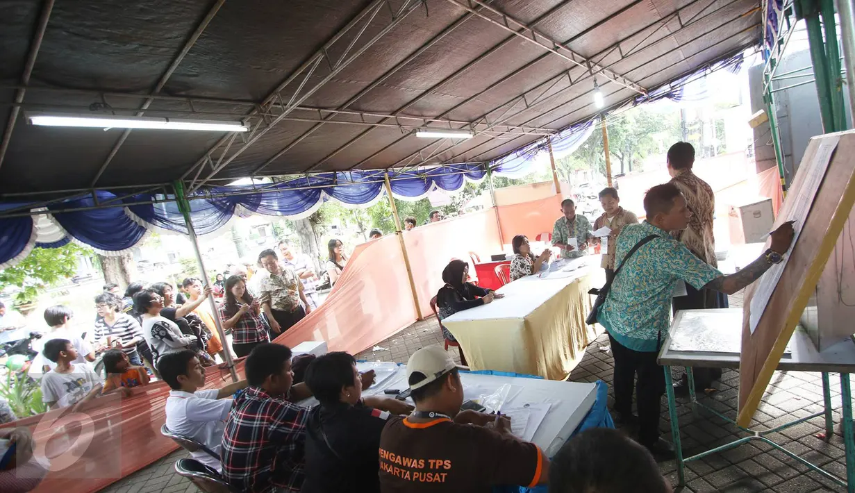 Suasana proses penghitungan surat suara Pilkada DKI 2017 di TPS 01, Pasar Baru, Jakarta, Rabu (15/2). Pilkada serentak dilaksanakan di 101 daerah termasuk DKI Jakarta. (Liputan6.com/Immanuel Antonius)
