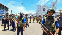 Otoritas keamanan Sri Lanka berjaga-jaga di area sekitar lokasi teror bom beruntun di ibu kota Kolombo (AP Photo)