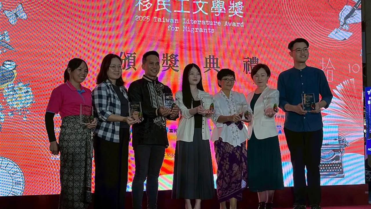Para pemenang Penghargaan Sastra Taiwan ke-10 untuk Migran tersenyum saat berfoto dalam upacara penghargaan yang diadakan di Taipei Main Station pada hari Minggu (23/12/ 2025).